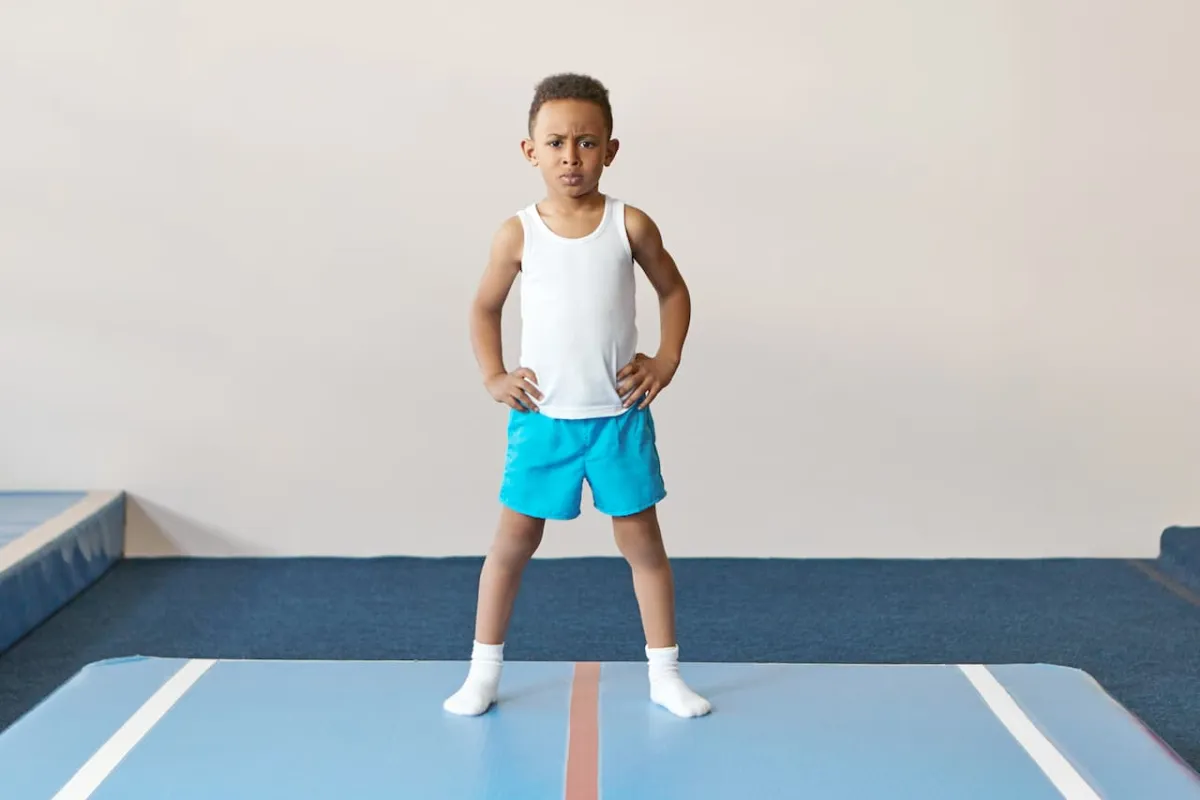 Équipement sportif enfant : guide des tailles par âge et sport