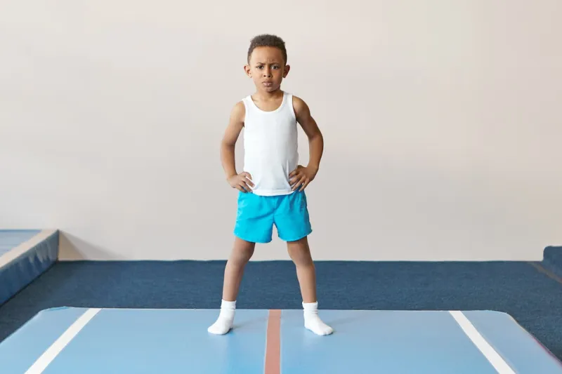 Équipement sportif enfant : guide des tailles par âge et sport